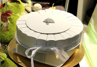 Gateau Carton 24 Parts A Dragees De Couleur Blanche A Prix Discount