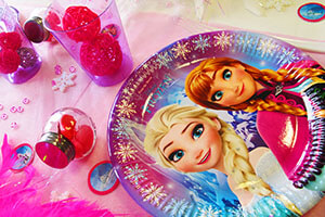table anniversaire La Reine des Neiges thème anniversaire La Reine des Neiges