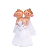 Couple femme en robe blanche