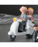 Couple de mariés sur un scooter