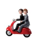 couple hommes vespa rouge