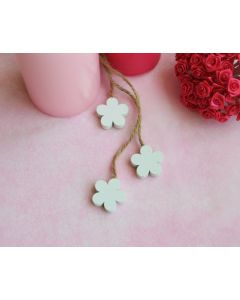 10 Fleurs déco blanches en bois avec corde