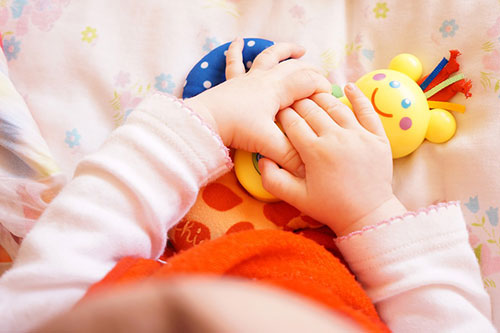 bébé se sert de ses mains